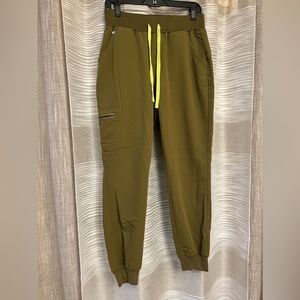 Figs scrubs- joggers, color martini olive